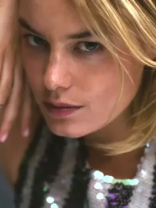 Camille Rowe height profile photo
