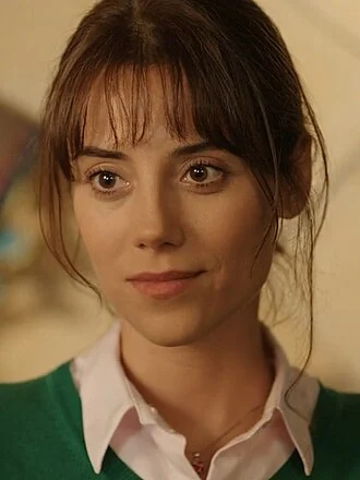 Cansu Dere height profile photo