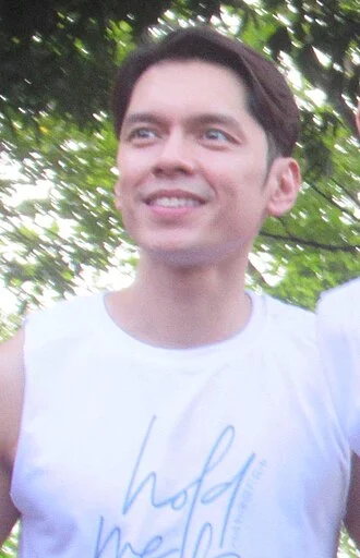 Carlo Aquino height profile photo