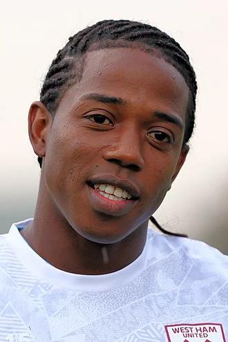 Carlos Sánchez (footballer, born 1986) height profile photo
