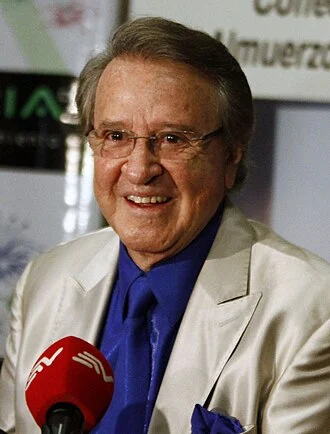 Carlos Villagrán height profile photo
