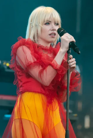 Carly Rae Jepsen height profile photo