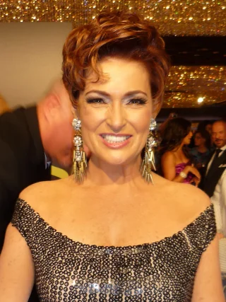 Carolyn Hennesy height profile photo