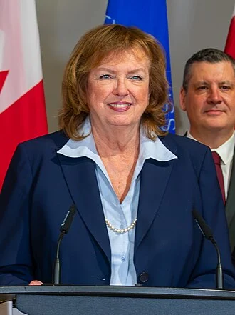 Carolyn Parrish height profile photo