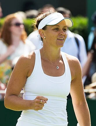 Casey Dellacqua height profile photo