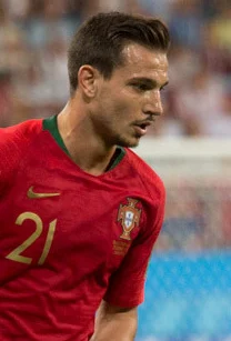 Cédric Soares height profile photo