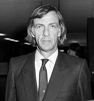 César Luis Menotti height profile photo