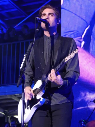 Charlie Simpson height profile photo