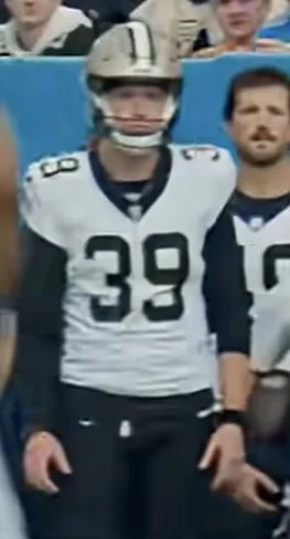 Charlie Smyth height profile photo
