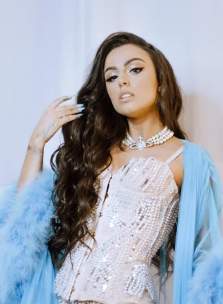 Cher Lloyd height profile photo