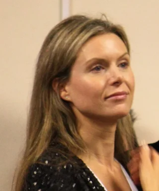Chloë Annett height profile photo
