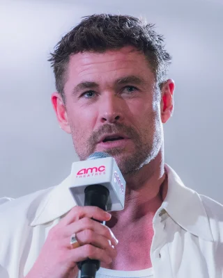 Chris Hemsworth height profile photo