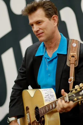 Chris Isaak height profile photo