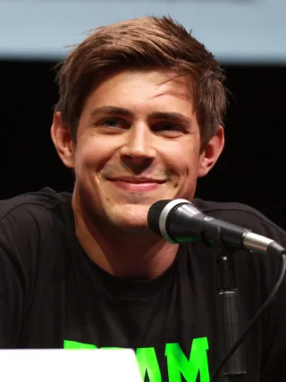 Chris Lowell height profile photo