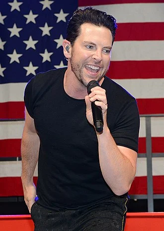Chris Mann (singer) height profile photo