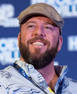 Chris Sullivan (actor) height profile photo