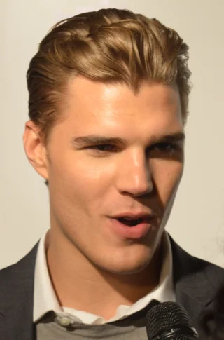 Chris Zylka height profile photo