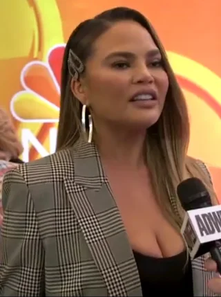 Chrissy Teigen height profile photo