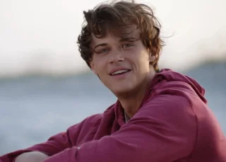 Christopher Briney height profile photo