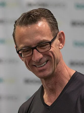 Chuck Palahniuk height profile photo
