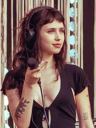 Clairo height profile photo
