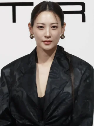 Claudia Kim height profile photo