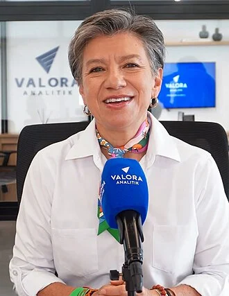 Claudia López height profile photo