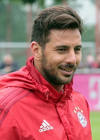 Claudio Pizarro height profile photo