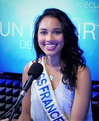 Clémence Botino height profile photo