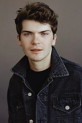 Colton Ryan height profile photo