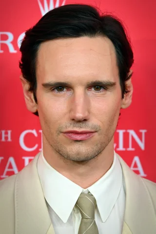Cory Michael Smith height profile photo
