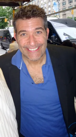 Craig Bierko height profile photo