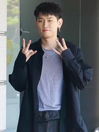Crush (singer) height profile photo