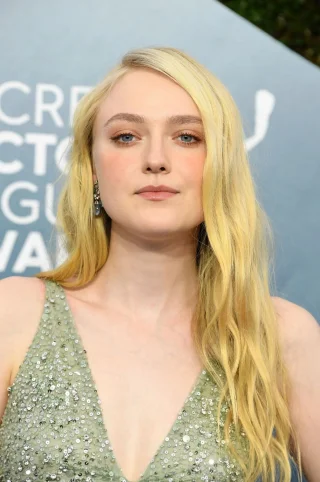 Dakota Fanning height profile photo