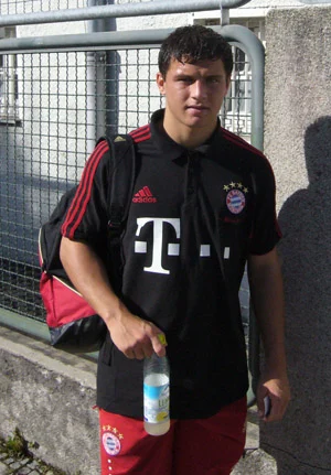 Dale Jennings (footballer) height profile photo
