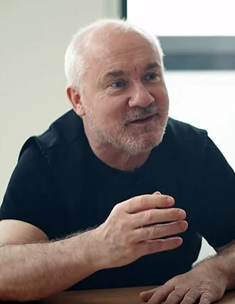 Damien Hirst height profile photo