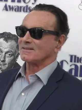 Dan Hedaya height profile photo