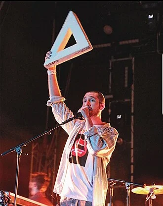 Dan Smith (singer) height profile photo
