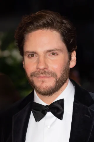 Daniel Brühl height profile photo