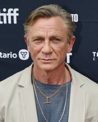 Daniel Craig height profile photo