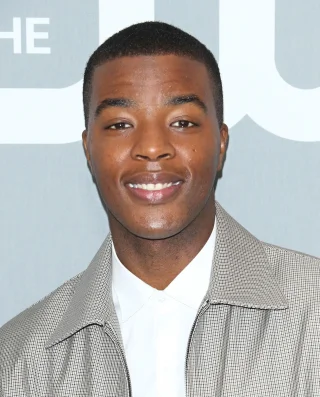 Daniel Ezra height profile photo