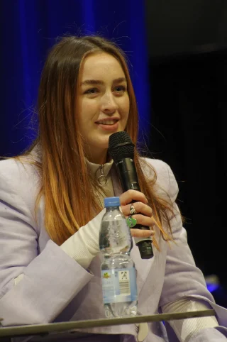Danielle Galligan height profile photo