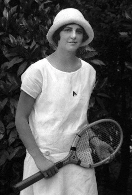 Daphne Akhurst height profile photo