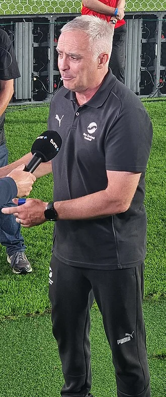 Darren Bazeley height profile photo