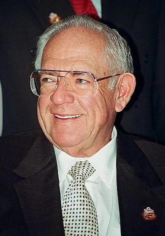 Dave Thomas (businessman) height profile photo