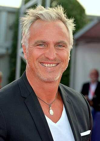 David Ginola height profile photo