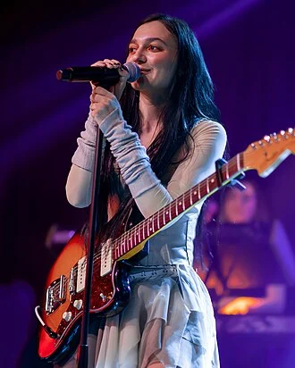 Daya (singer) height profile photo
