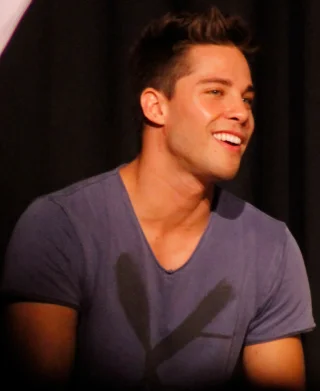 Dean Geyer height profile photo