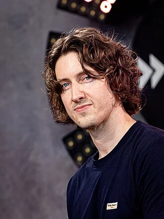 Dean Lewis height profile photo