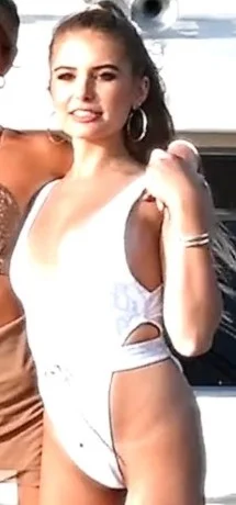 Demi Burnett height profile photo